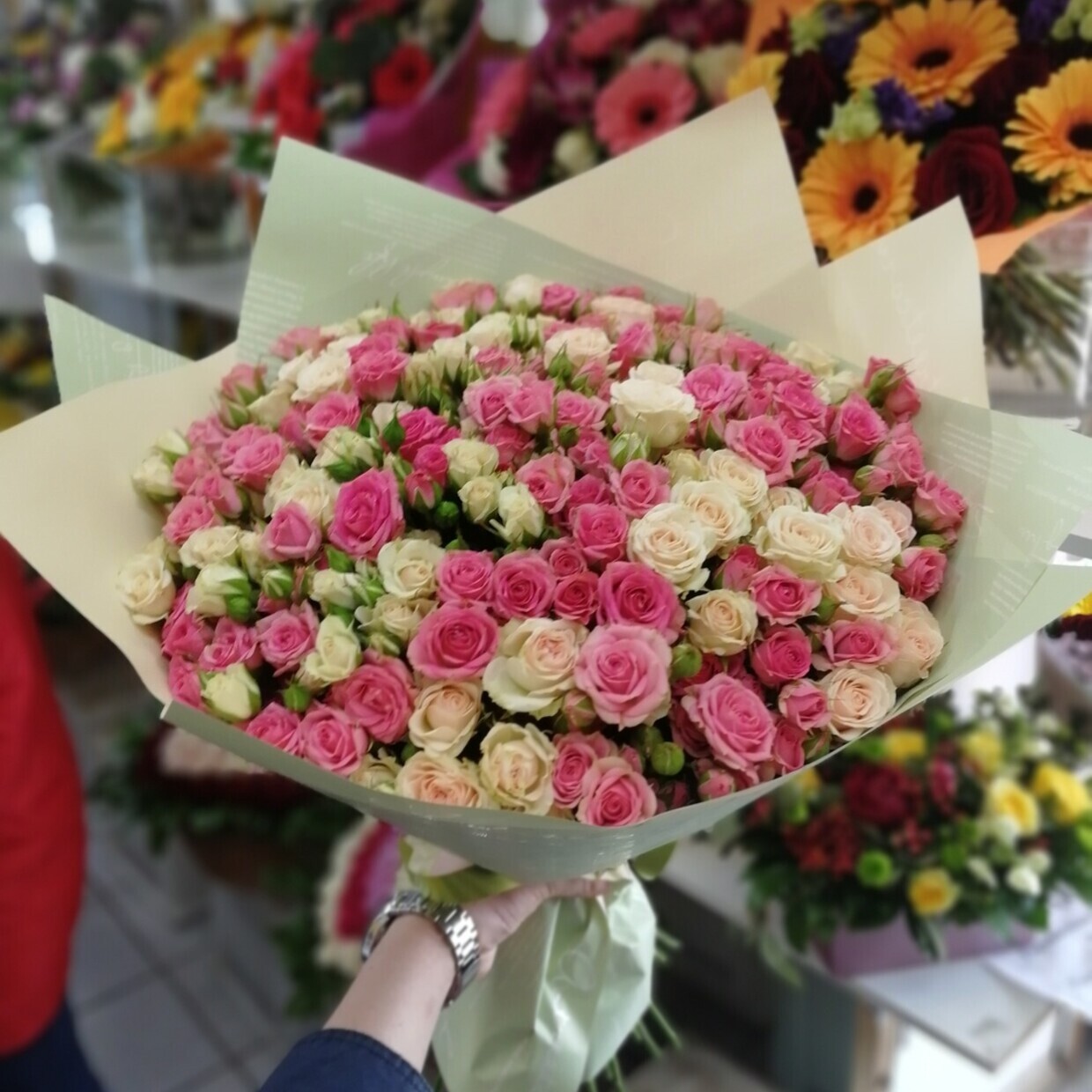 Огромный шикарный букет из кустовых роз